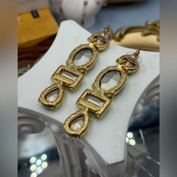 🆕 OSCAR DE LA RENTA 🧿 NWOT Goldtone & Green Crystal Geometric Drop Earring - Picture 12 of 16